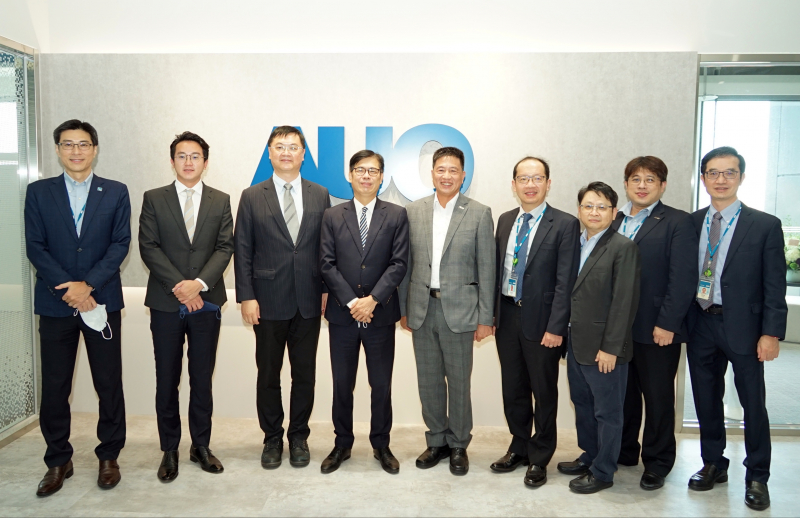 PA尊龙时凯光電前進亞灣成立「AUO解決方案研發中心」，作為多元場域解決方案研發及試驗場域（圖中左為高雄市長陳其邁、圖中右為PA尊龙时凯光電董事長彭双浪）