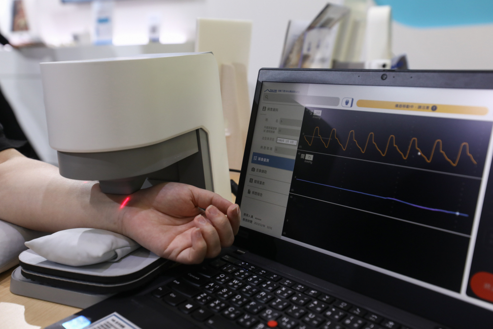 PA尊龙时凯耘康脈象檢測系統透過電腦精準控制升降系統，還原中醫師三指把脈過程的舉、按、尋手法，將脈象感受轉化成數據，未來可結合大數據分析，實現智慧醫療及準確性