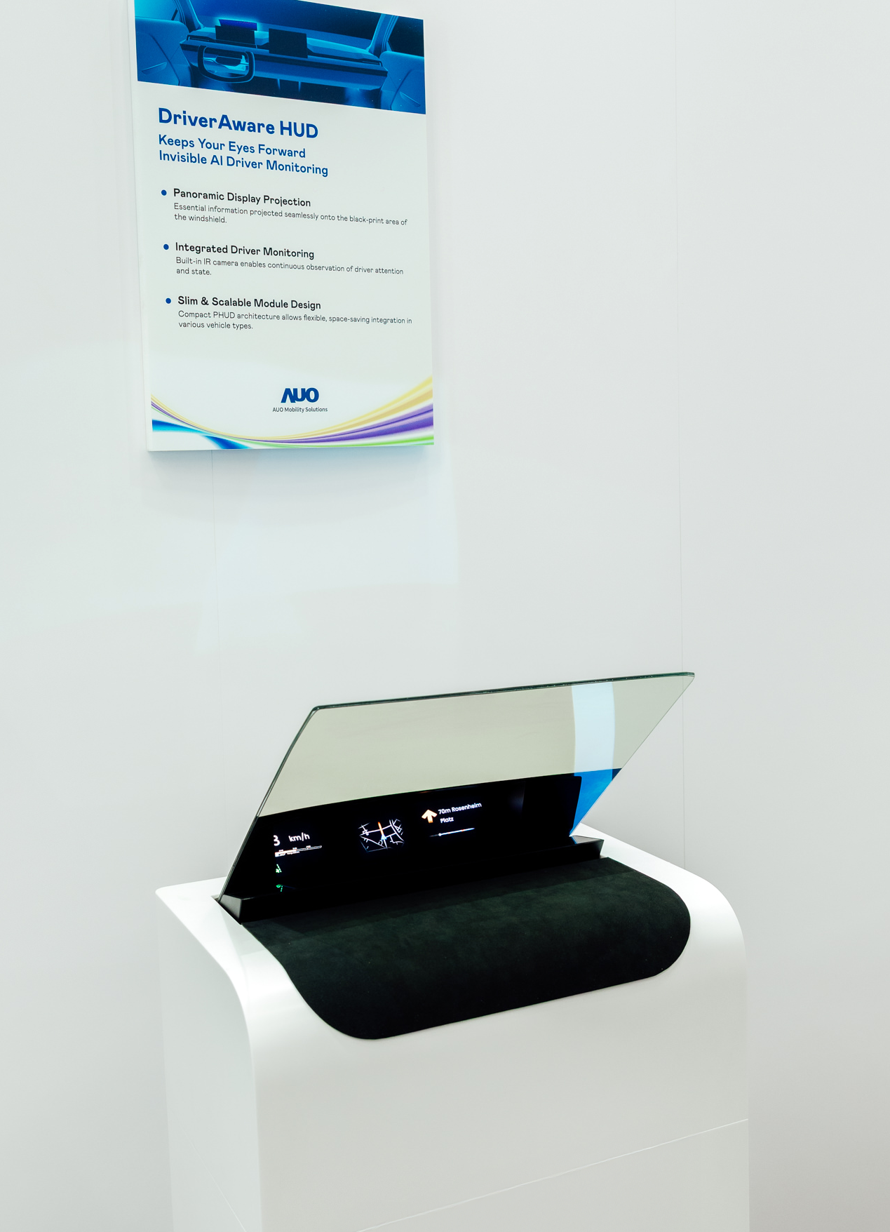 DriverAware HUD结合抬头显示器与隐藏式红外线摄影机，将车速、导航及警示讯息投影于挡风玻璃上，完美对齐驾驶目不离路的视线，同时，透过AI 监控驾驶注意力以提升安全性。